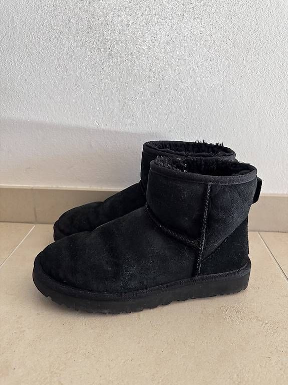 Scarpe da donna: Ugg noir – Usato da Pomy venduto da Gtum