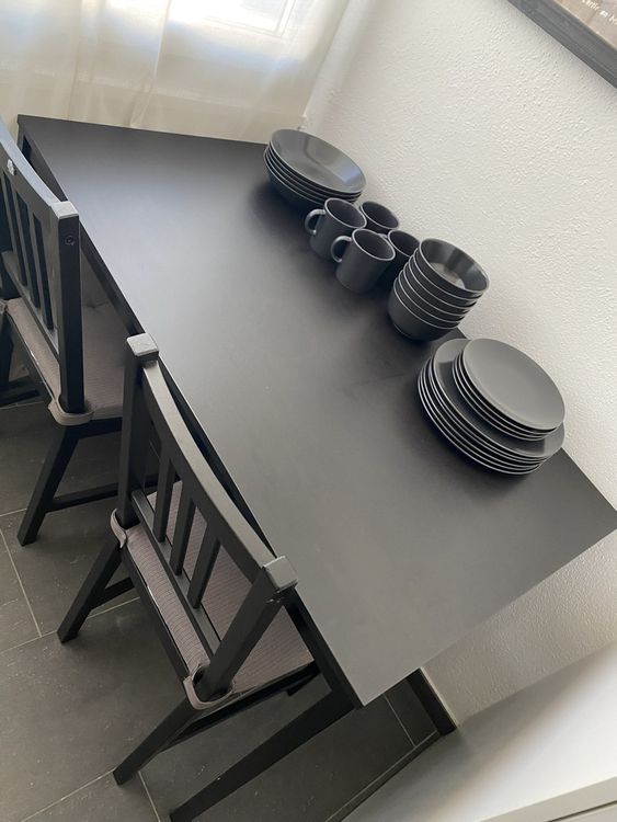 Schwarzer Esstisch mit 2 Stühlen IKEA Bjursta und Geschirr Kaufen auf