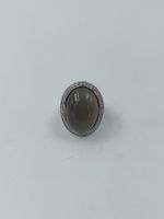 MONDSTEIN CABOCHON RING MIT DIAMANT ENTOURAGE IN WEISSGOLD