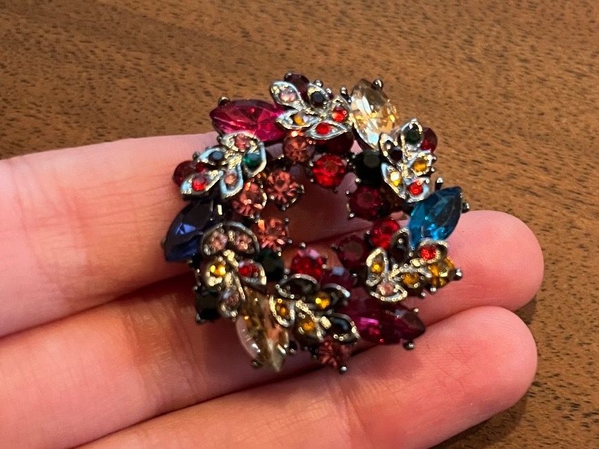 Spille & Fermagli: Brosche Kranz ( Strass) – Nuovo e nell'imballaggio originale da Gams venduto da Mariawicca 1