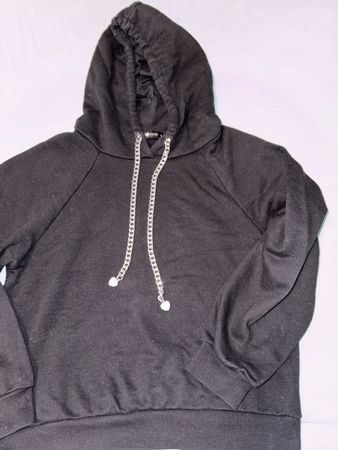 Schwarzer Kapuzenpullover mit Kette Grösse S