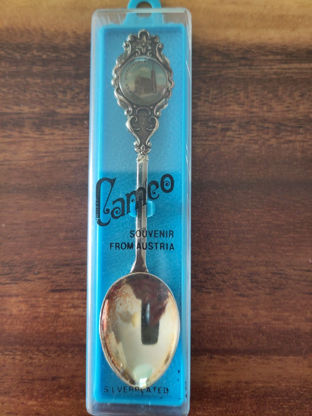 Cucchiai: Cuillère souvenir Cameo – Nuovo e nell'imballaggio originale da Les Acacias venduto da mel_86bg