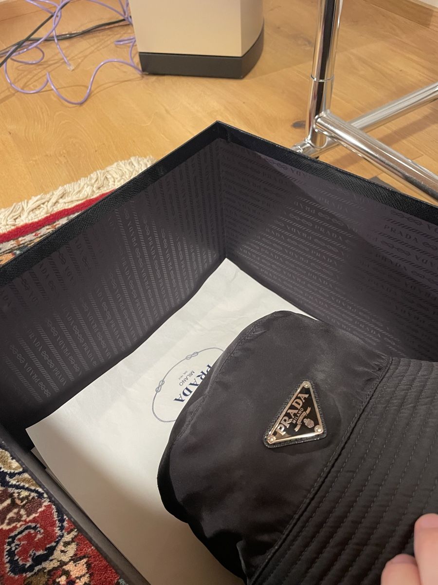Prada Copricapi, berretti & cappellini: Prada Buckethat schwarz Grösse M mit Originalverpackung – Usato da Appenzell venduto da kra_v8qd 1