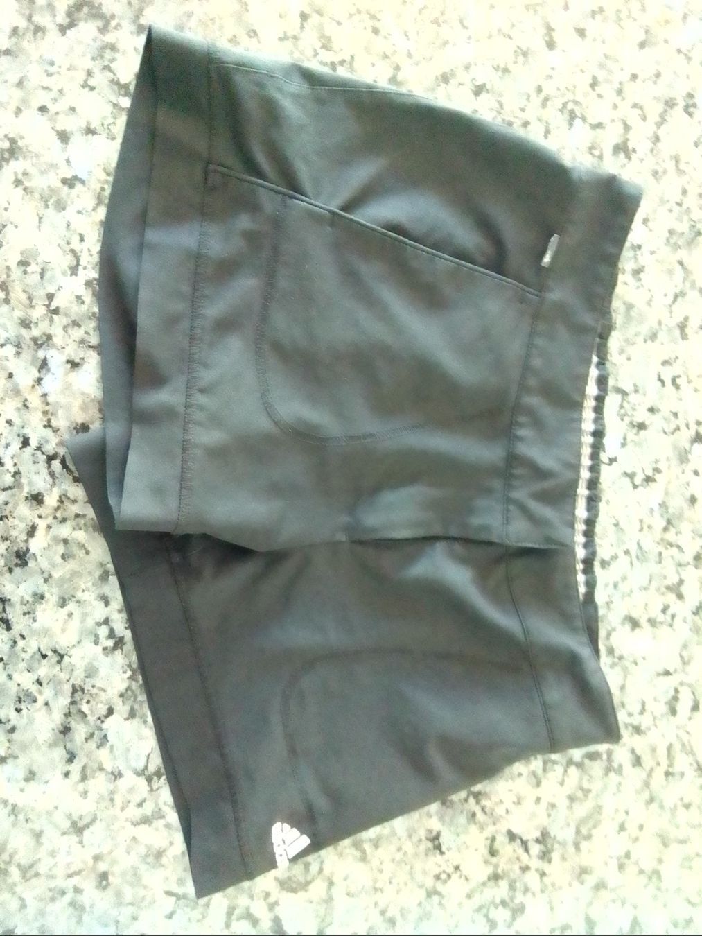 Lotti di vestiti: kurze Hose adidas in schwarz – Usato da Boudry venduto da sfofana