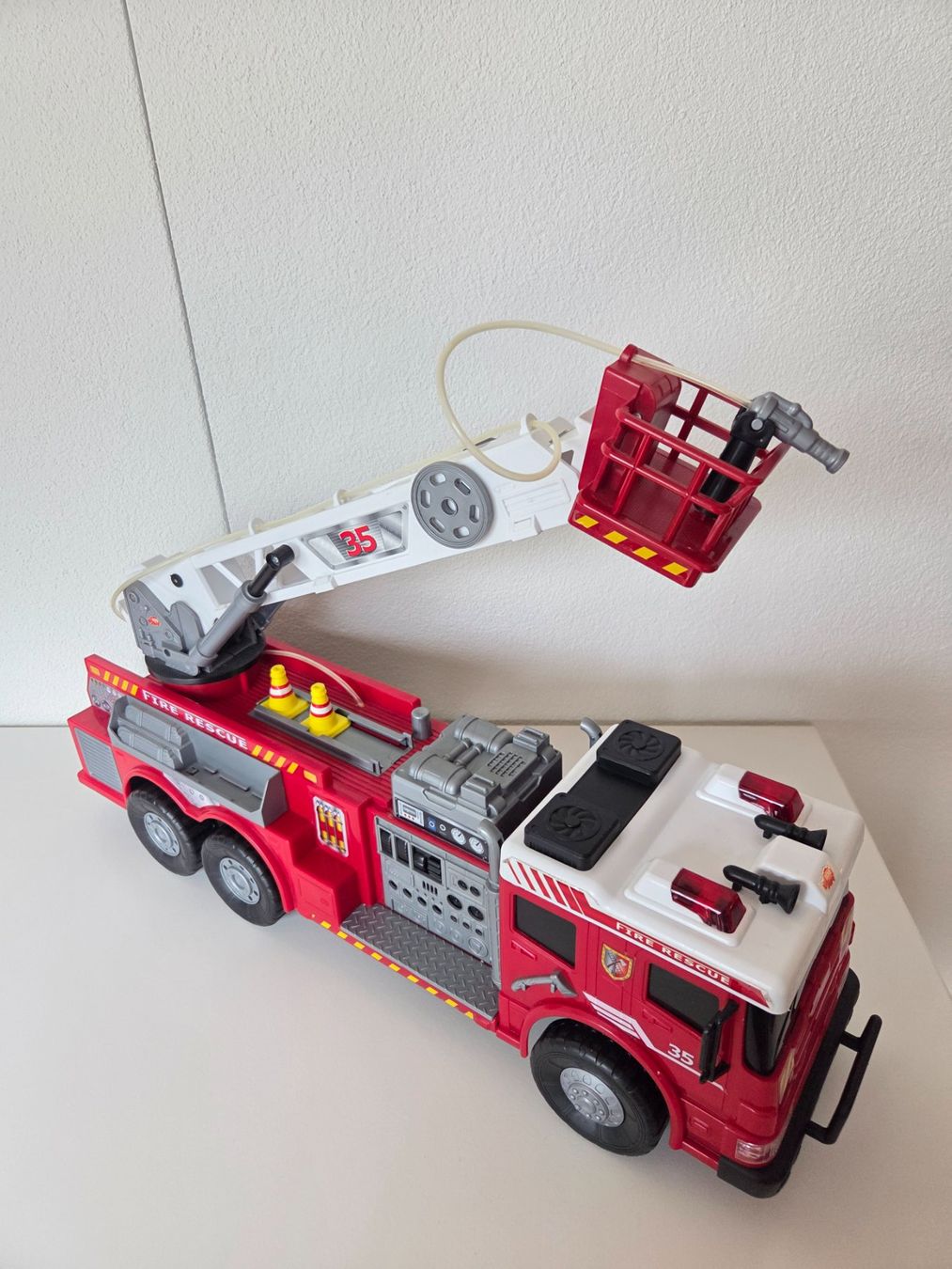 Jouets: Feuerwehrauto – D'occasion à Zürich par Lela-Mirela 2