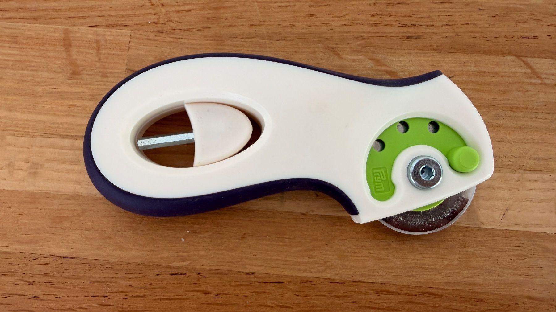 Macchine da cucire: PRYM Rollschneider ergonomics 45 mm – Usato da Winterthur venduto da Secondhand-Family 2