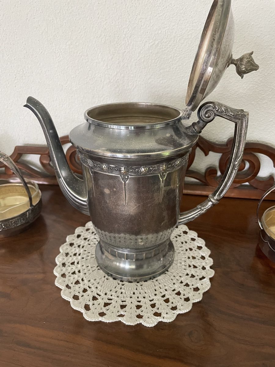 Teekannen: antike Teekanne Silberfarben Jugendstil – Gebraucht aus Emmenbrücke von Ladyboutique 1