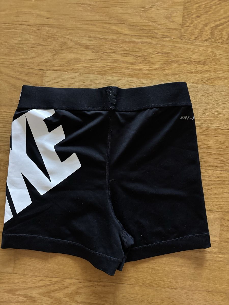 Nike Hosen: Nike Shorts – Gebraucht aus Kaltbrunn von celiabernet 1