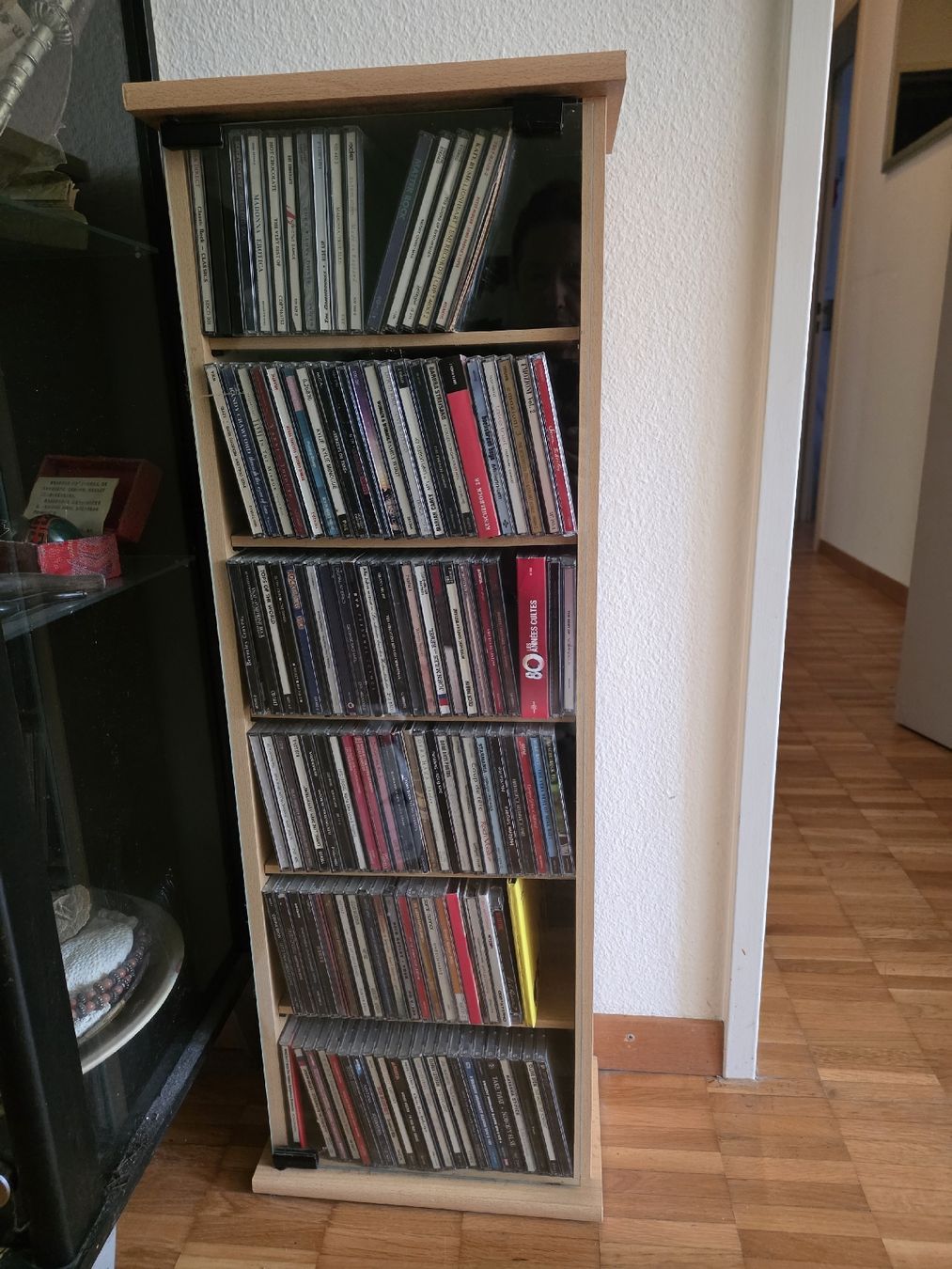 Armadi: CD Regal aus Holz mit Glastüre mit CDs  – Usato da Bellikon venduto da zuzu66