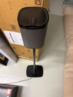 Sonos Lautsprecher auf Standfuss mit Gebrauchsspuren