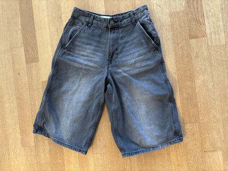 Shorts BERSHKA Grau Gr. 34 Bermuda