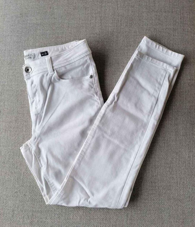 Pantaloni: Weisse Jeans / Hose Gr. 40 / L – Usato da Nänikon venduto da Manta87
