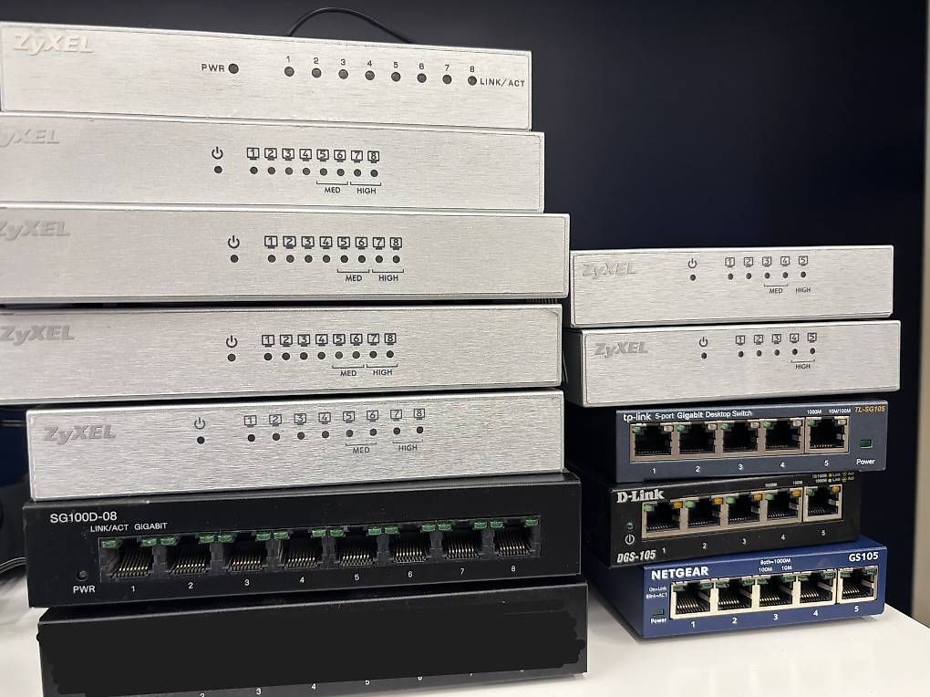 Hubs & Switches: Diverse Netzwerk Switches ab 10.- – D'occasion à Löhningen par Divemisli