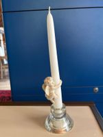 Kerzenhalter aus Glas mit einem hängenden Engel an der Kerze