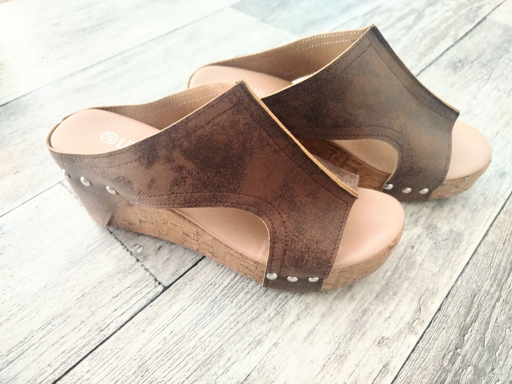 Chaussures femmes: Pantoletten mit Keilabsatz, Größe 37 – D'occasion à Wauwil par Sanczeza