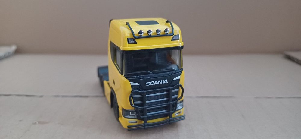 HERPA - CAMION porteur avec benne du transporteur HERZER - SCANIA CR 20
