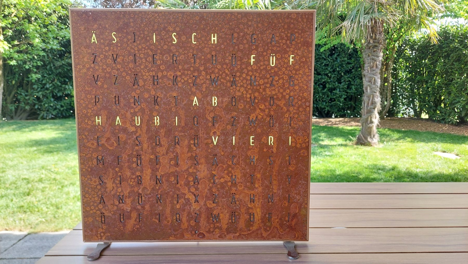 Orologi: WordClock mit Zifferblatt berndeutsch im Rostlook – Nuovo (secondo la descrizione) da Bützberg venduto da Loriot2000
