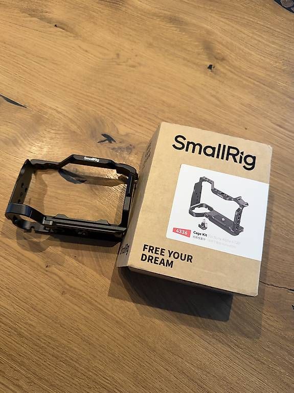 Smallrig Altri Accessori: SmallRig 4336 Käfig für Sony A6700 – Nuovo e nell'imballaggio originale da Fislisbach venduto da Jale_31