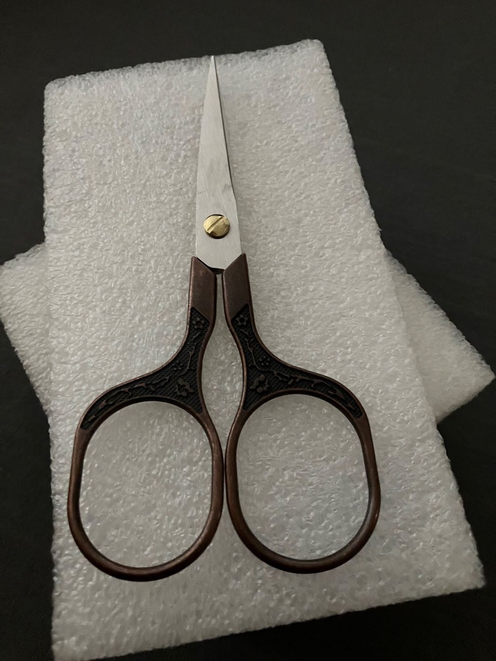Tutti gli attrezzi: Bronzefarbene Handarbeitsschere mit Blumenmuster, Gr. 6x12cm – Nuovo (secondo la descrizione) da Affoltern am Albis venduto da Dlotti