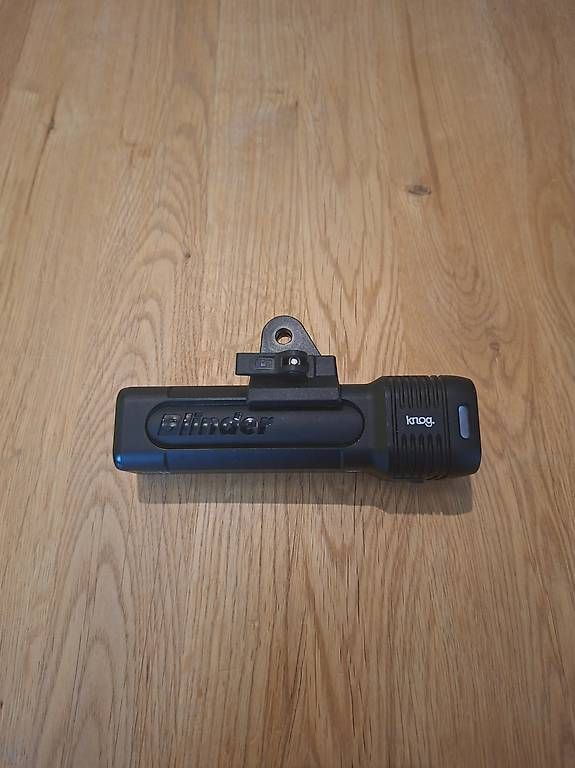 Pezzi di ricambio: Knog Blinder 1300 gebraucht mit Gopro halter – Usato da Gerlafingen venduto da MMoeller