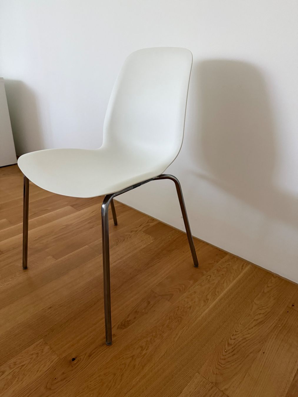 Stühle: Stuhl weiss, Metallgestell – Gebraucht aus Zürich von den_l6kk 1