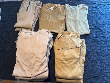 Verschiedene Schweizer Militär Shirts & Gnäggis