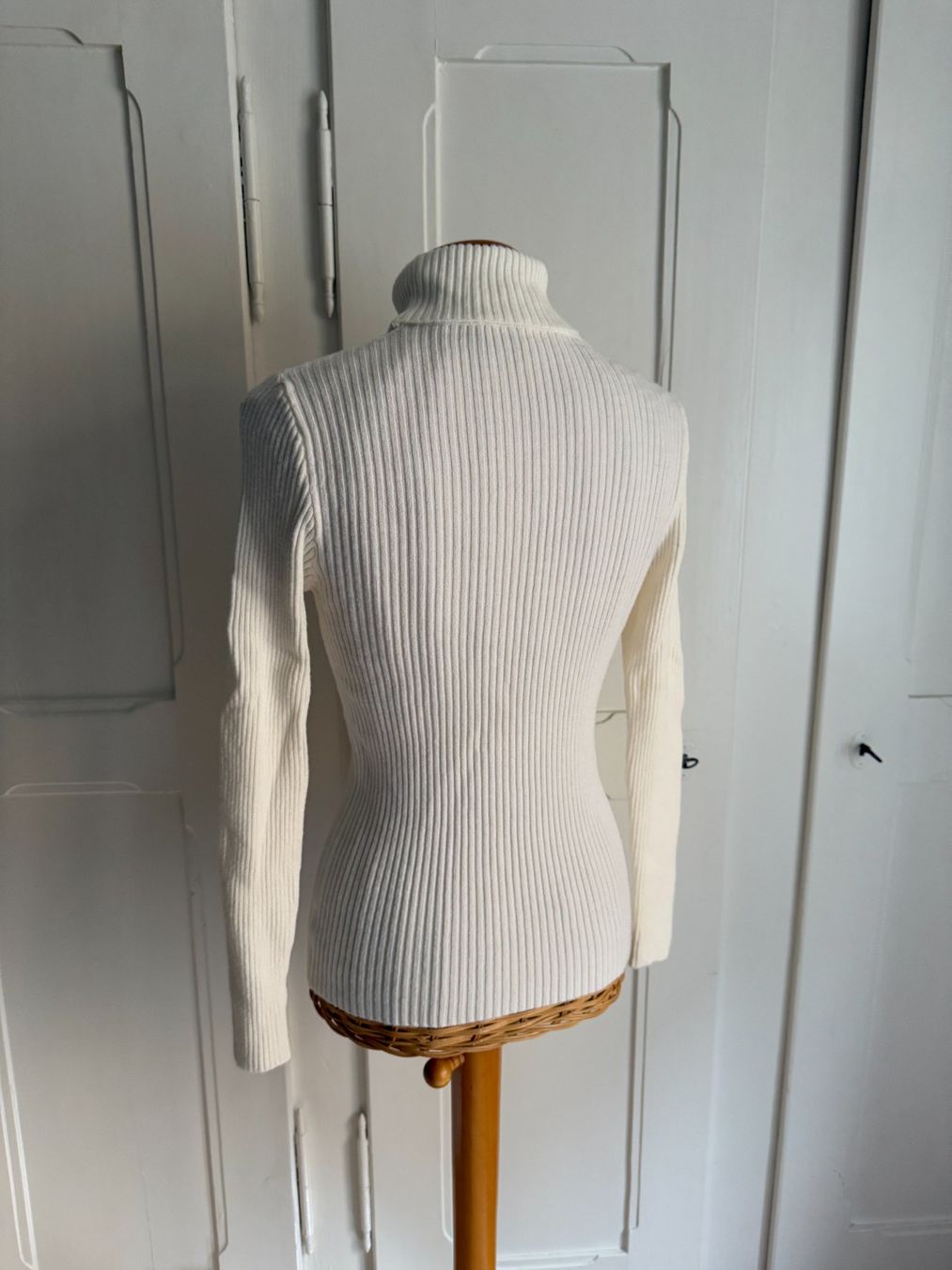Pulls & Sweat-shirts: Rollkragenpullover offweiss gerippt M – D'occasion à Zürich par Diazaio 2