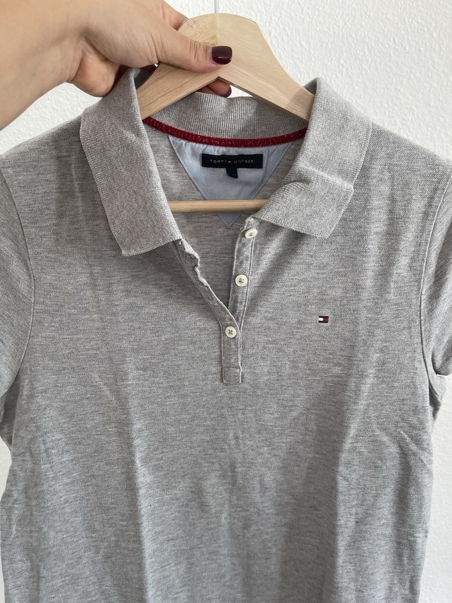 Tommy Hilfiger Magliette Polo: Graues Tommy Hilfiger Poloshirt, Grösse M – Nuovo (secondo la descrizione) da Wetzikon ZH venduto da man_7mn7 3