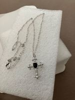 Silberfarbenes, feingliederiges Kettchen mit silberf. Kreuz