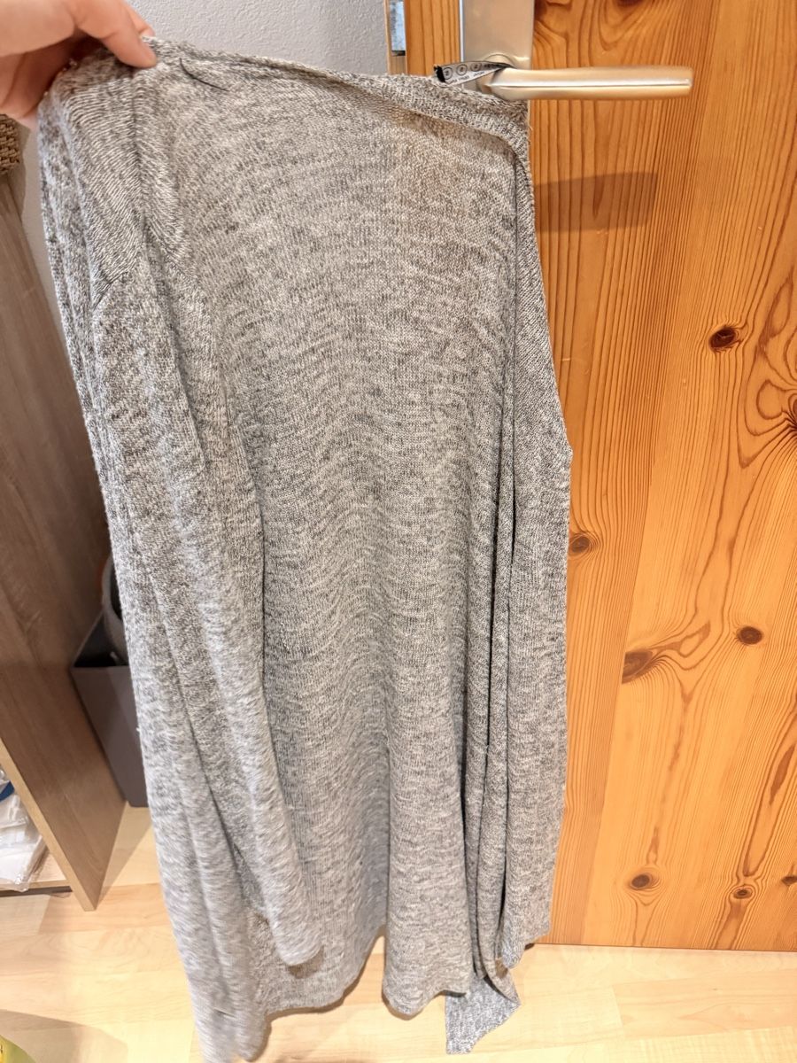 Manteaux: GRAUER STRICK-CARDIGAN – D'occasion à Samnaun-Compatsch par Melalein 3