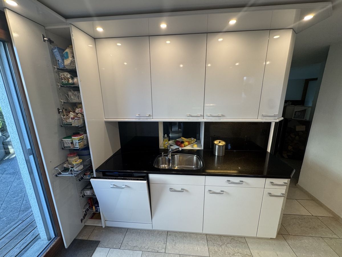 Cucine complete: Küche weiss hochglanz, Küchenplatte Granit schwarz  – Usato da Kirchberg SG venduto da Tex-9500