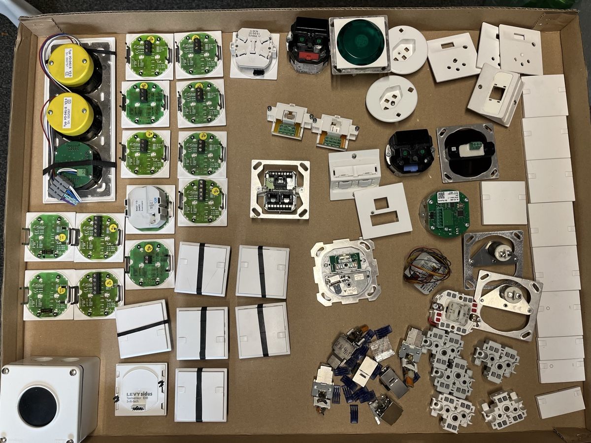Schalter: Elektromaterial – Gebraucht aus Biel/Bienne von Ebabil 2