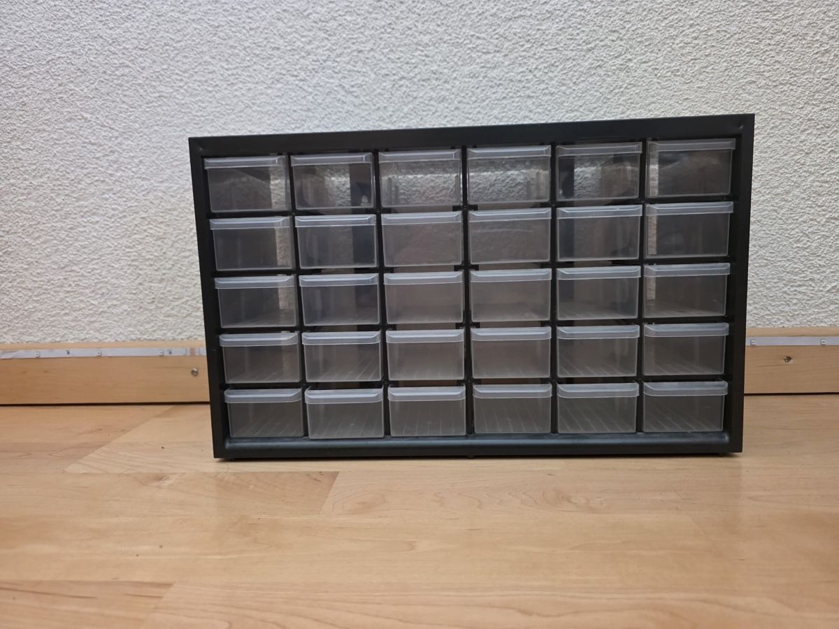 Cassettiere: Schraubenkästchen – Usato da Walenstadt venduto da goodperfumes