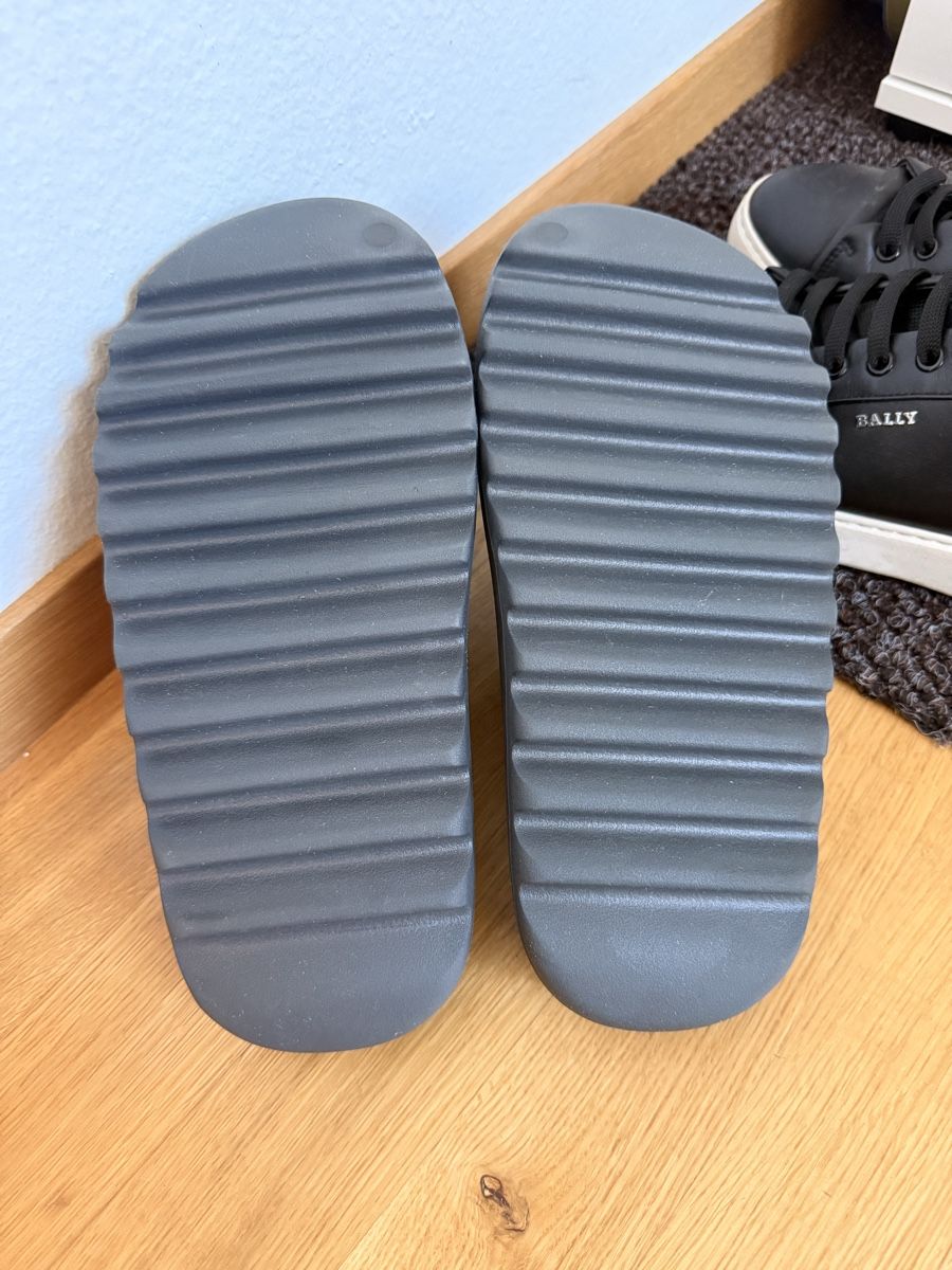 Adidas Scarpe da uomo: Adidas Yeezy Slide Anthrazit Grösse 44 – Nuovo (secondo la descrizione) da Stäfa venduto da Laafit 1