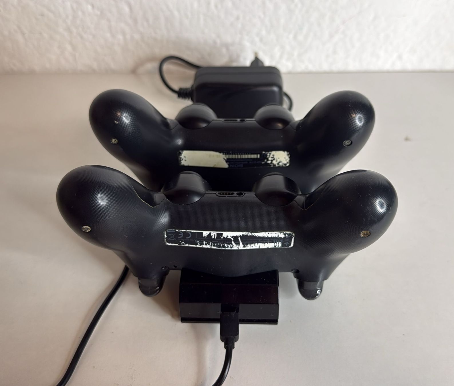 Controller: 2x Original PS4 DualShock 4 Controller + Ladestation – Usato da Ehrendingen venduto da lax21 3