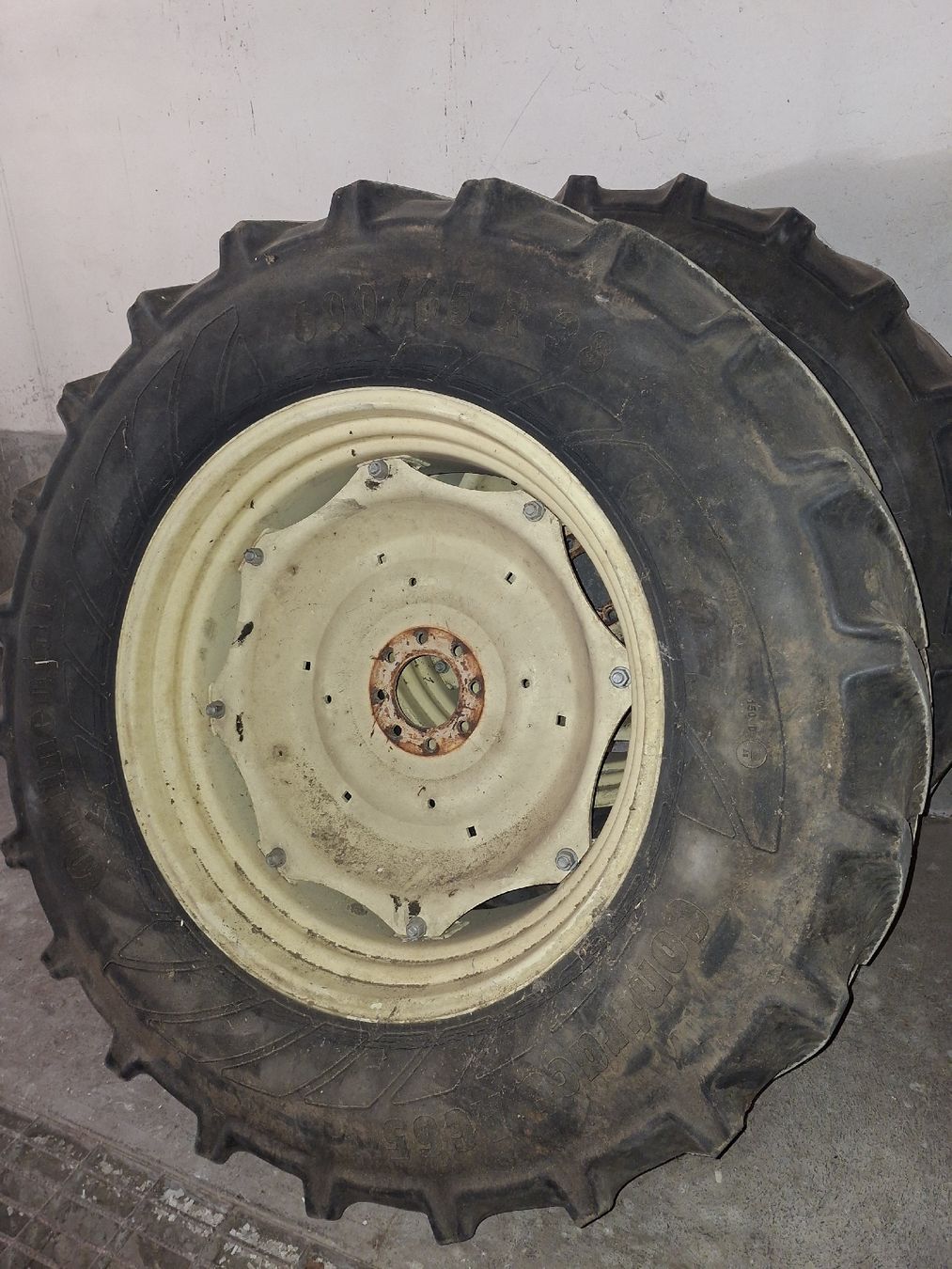 Continental Pneus & Kompletträder: Hinterradsatz Traktor 600/65 R38 – Gebraucht aus Ramlinsburg von Rabu4433