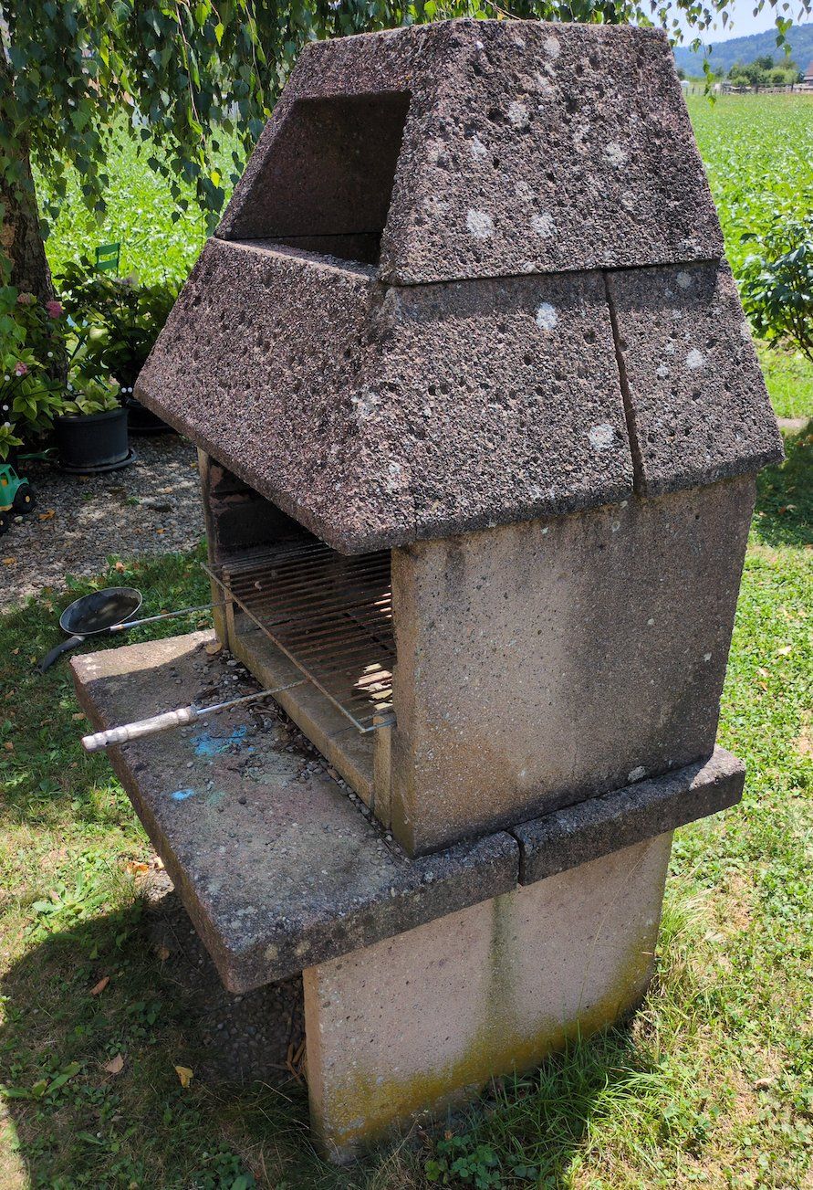 Grills: Steingrill – Gebraucht aus Embrach von Vza 1