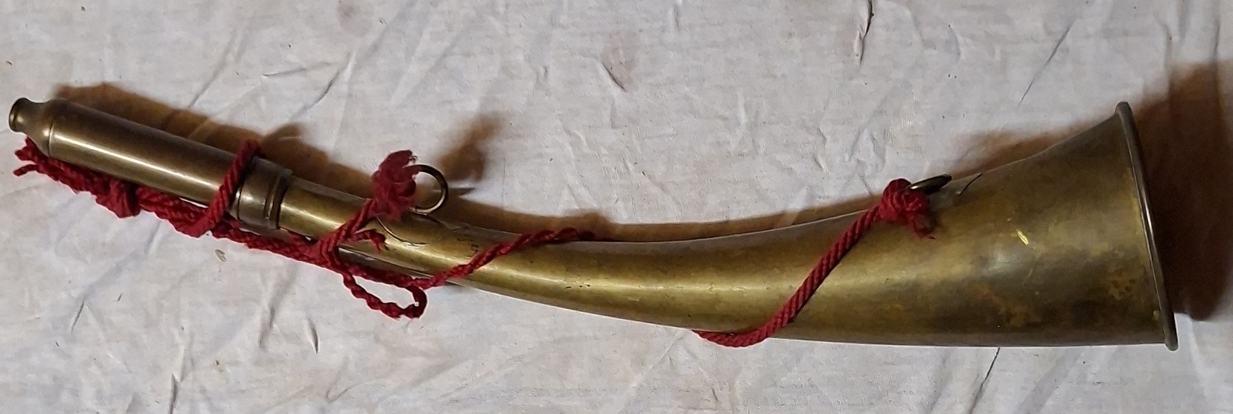 Vintage Strumenti musicali: Antikes Signalhorn Messing mit Schnur. – Usato da Pfäffikon ZH venduto da enderby01