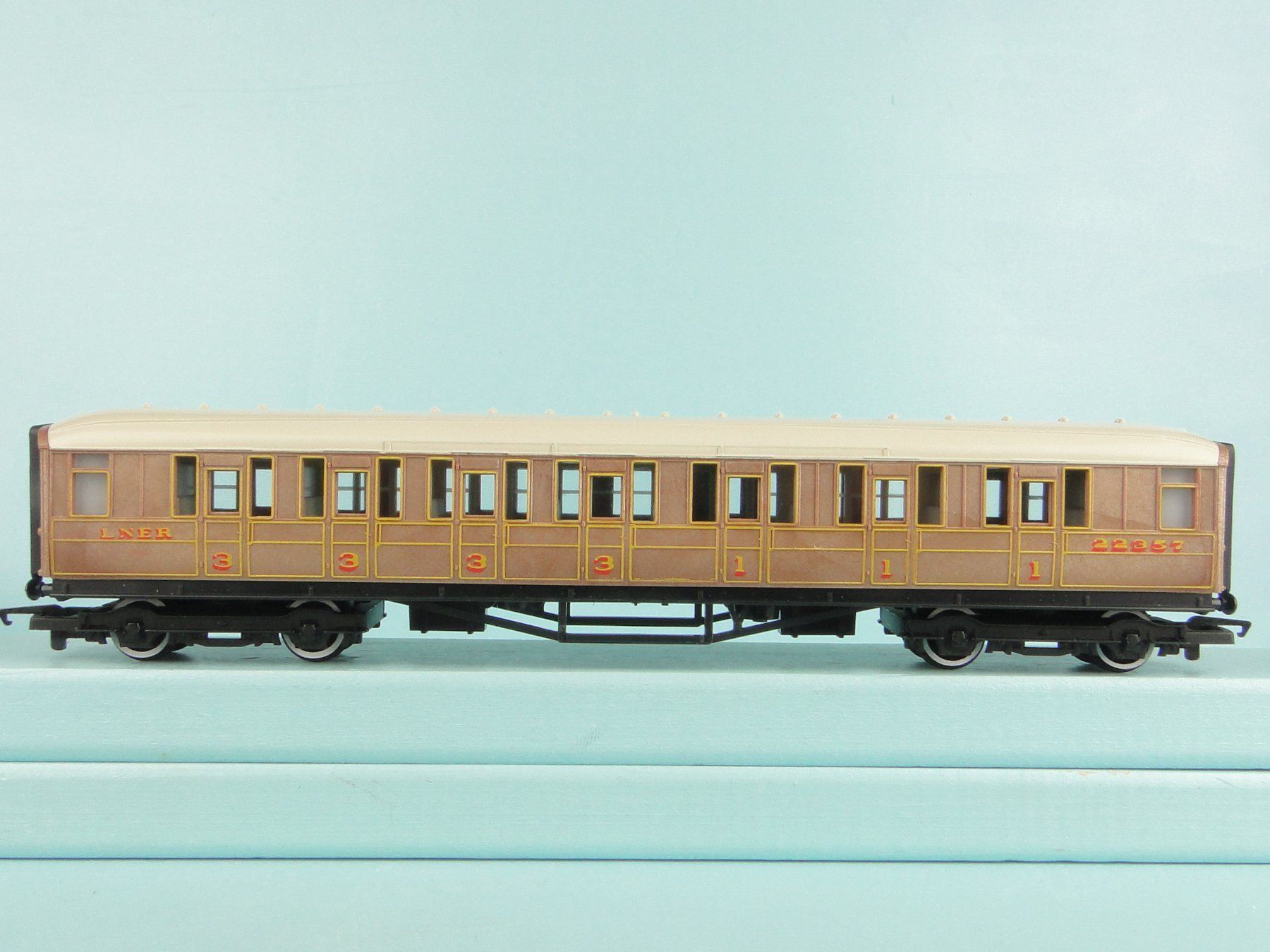 Hornby Modellini di ferrovie: Hornby R 477 LNER Coach – Usato da Bülach venduto da cann11 4