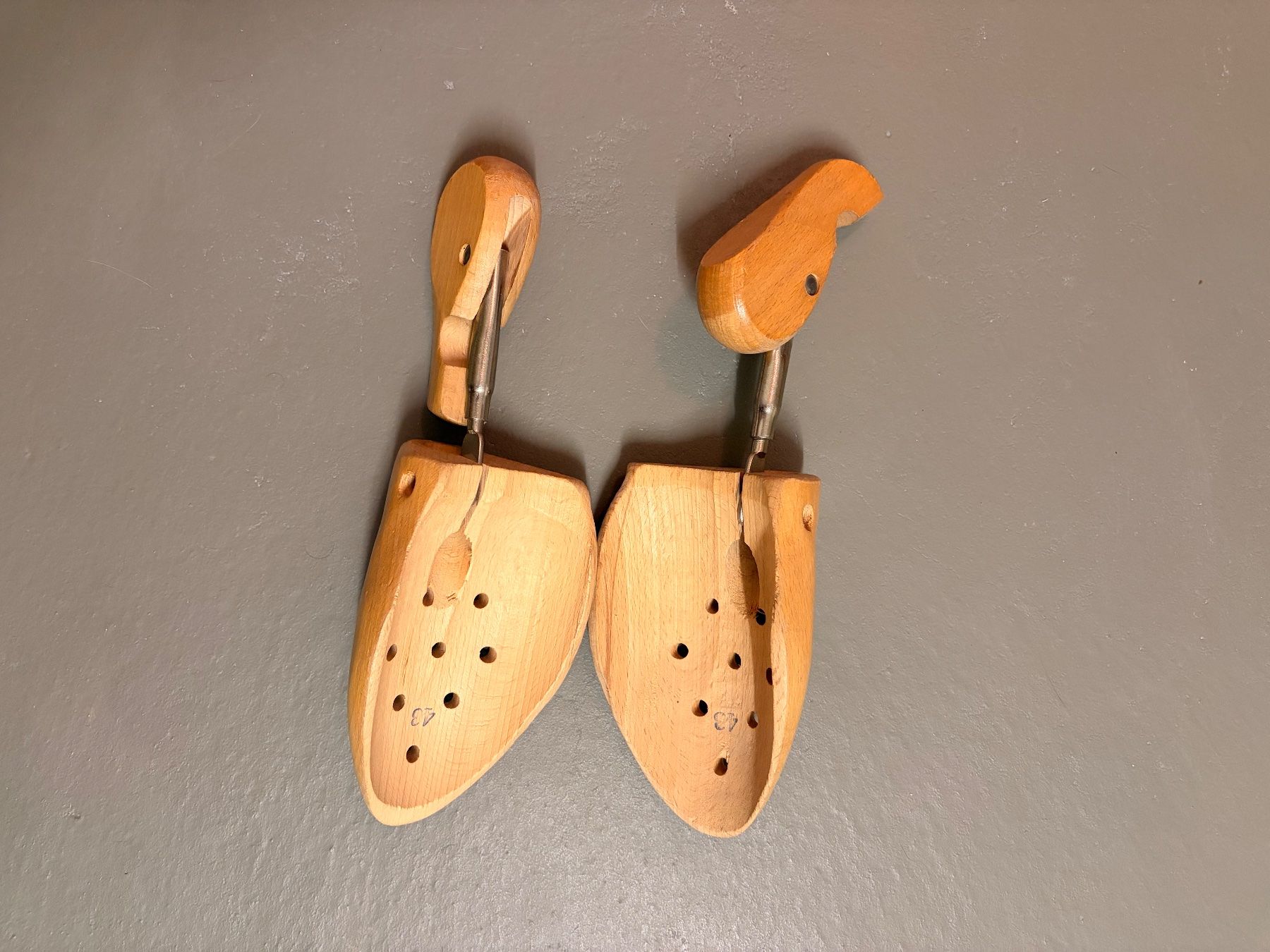 Chaussures hommes: Schuhspanner Holz Grösse 43 – D'occasion à Aesch BL par NikitaStella 1