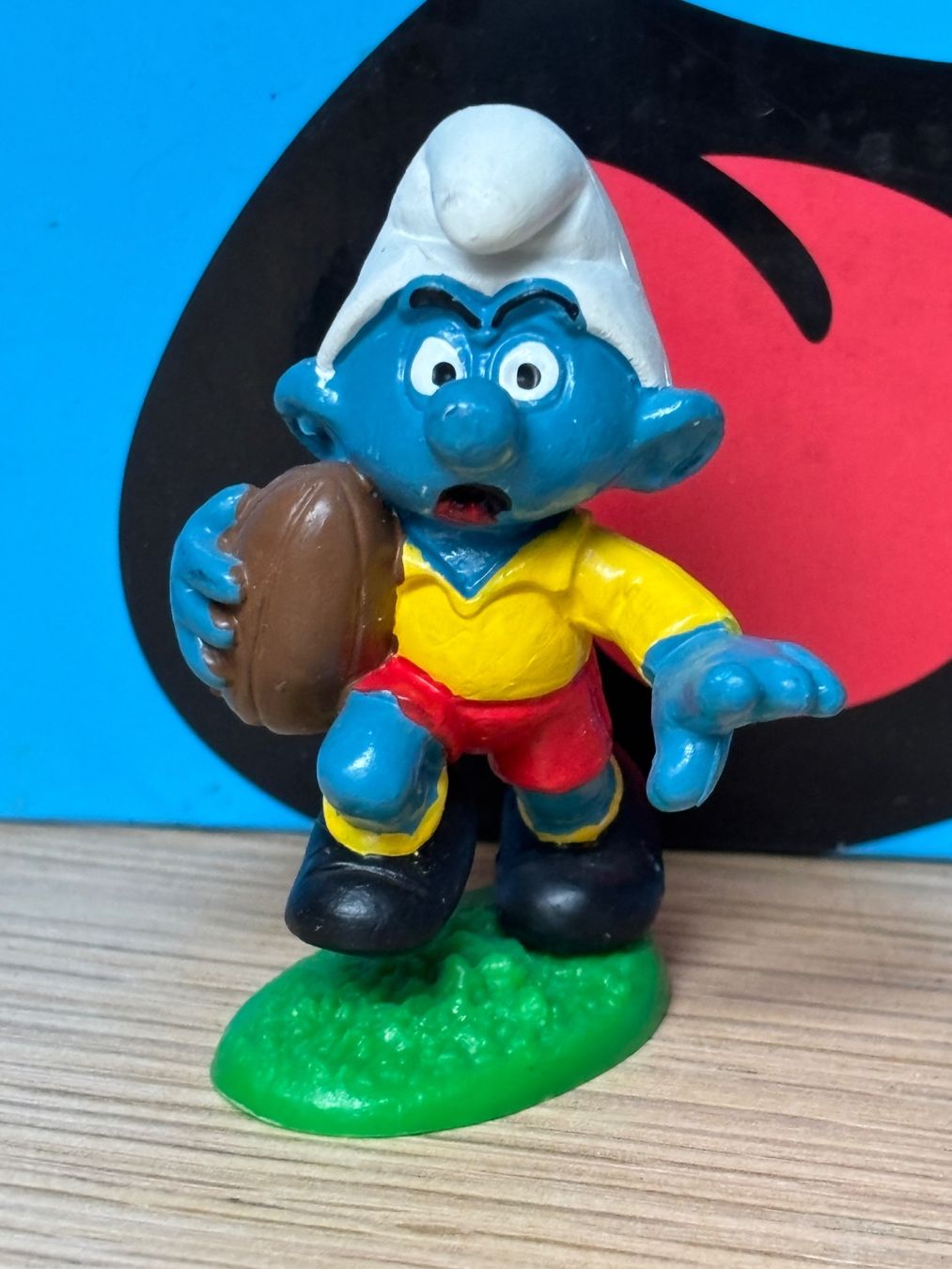 Schleich Statuette: Rugby-Schlumpf, gelb/rot – Usato da Lyss venduto da Duckszone