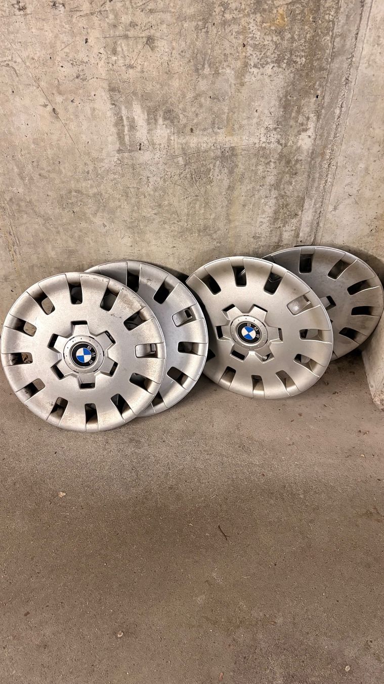 BMW Tutti pezzi di ricambio auto: BMW Radkappen 4er Set Original R17 – Usato da Muhen venduto da ipoddle
