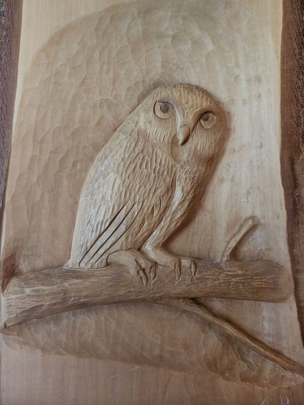 Articoli in legno: Handgeschnitzte Relief-Wanduhr auf einer Baumscheibe – Usato da Rüti ZH venduto da Moli8 1