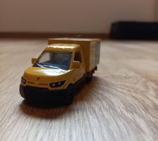 Spielzeugauto Deutsche Post mit Koffer und Palette von Siku.
