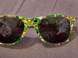 grüne Sonnenbrille vom Strandverkäufer