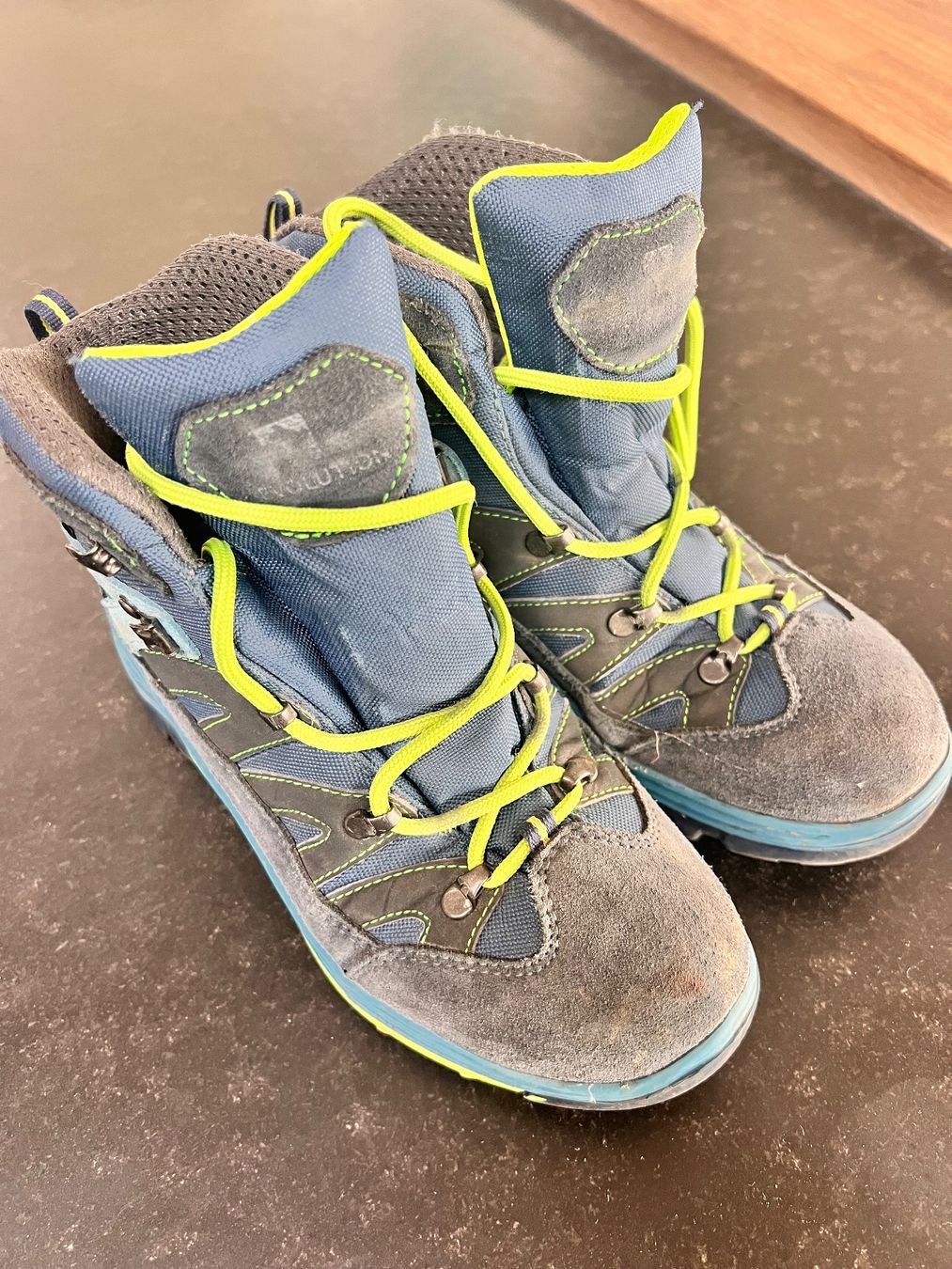 Scarpe per ragazzi: Kinder-Wanderschuhe, waterproof, Gr. 37 – Usato da Muri b. Bern venduto da suedamerika1 2