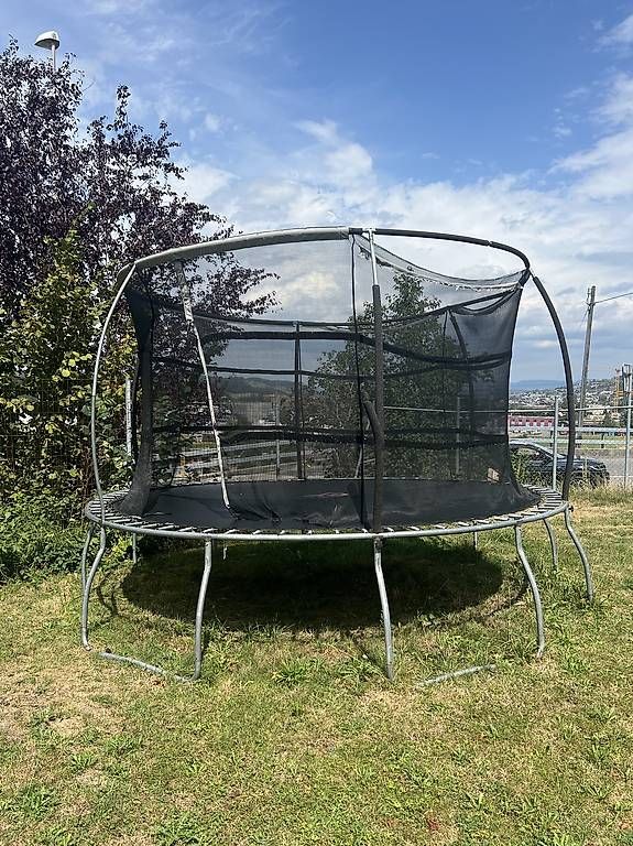 Trampoline: Grosses Trampolin abzugeben – Gebraucht aus Dierikon von liri75 1
