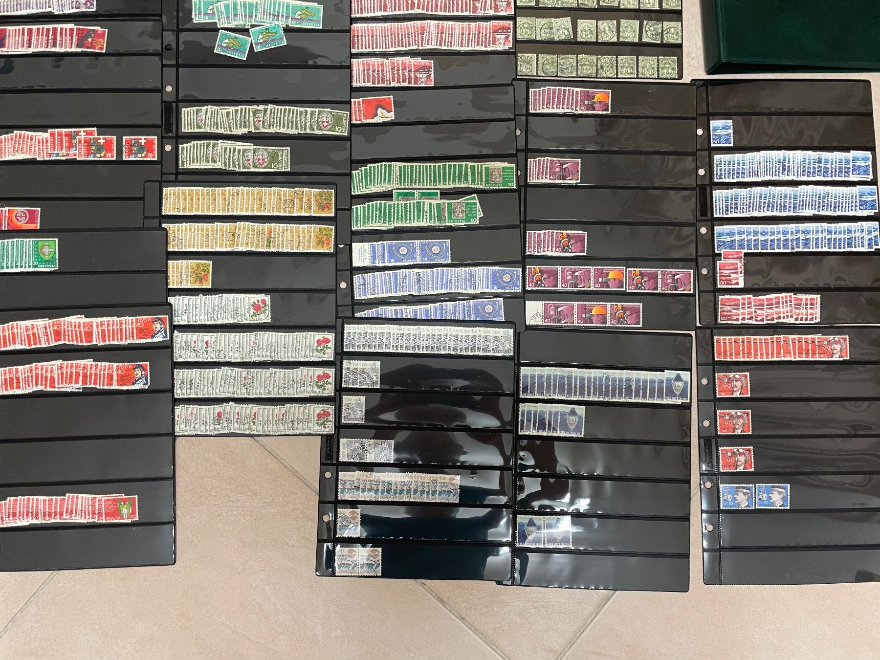 Tous les timbres: 1,5 kg, classeur plein – D'occasion à Sonceboz-Sombeval par Comment2 7