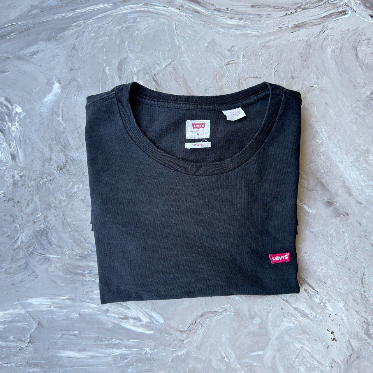 Levi's T-Shirts: T-Shirt Levi's noir Logo Mini – Gebraucht aus Thônex von Suisse.Shopping 2