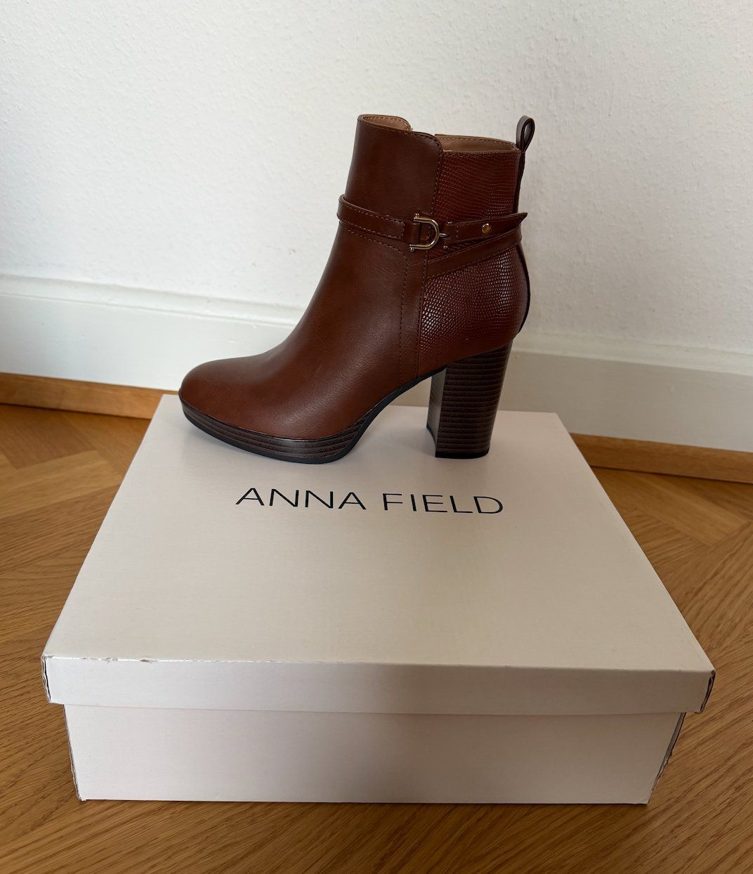 Damenschuhe: Stiefeletten braun mit Absatz Grösse 38, NEU – Neu und originalverpackt aus Basel von Blue199 1
